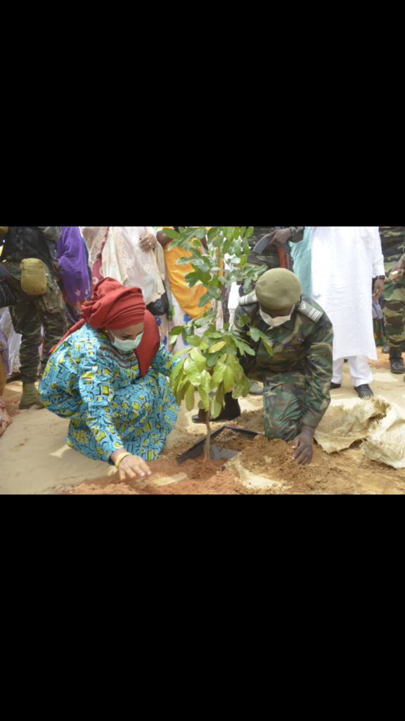NIGER: Issoufou Mahamadou à la rescousse du bourbier malien à Bamako, la fondation Tattali Iyali de la Première Dame Dr Lalla Malika plante 8000 arbres pour la lutte contre le Covid-19