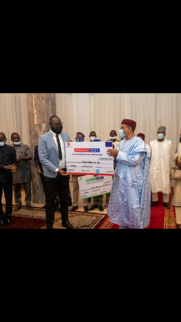 NIGER: Le Président Mohamed BAZOUM reçoit les lauréats eTakara de 2021 et des éditions précédentes